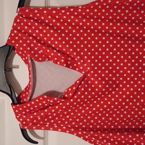 💙🏍Red Polka Dot Sleeveless Top - Picture 5 of 9
